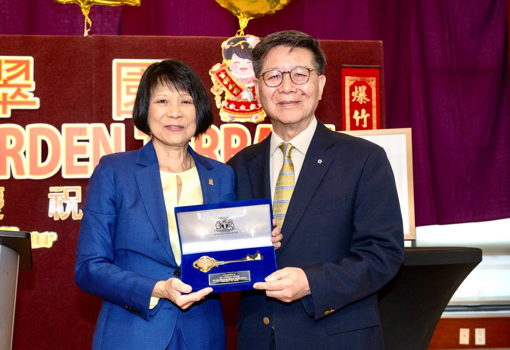 多伦多市长邹至蕙向王裕佳医生颁授“城市钥匙”
